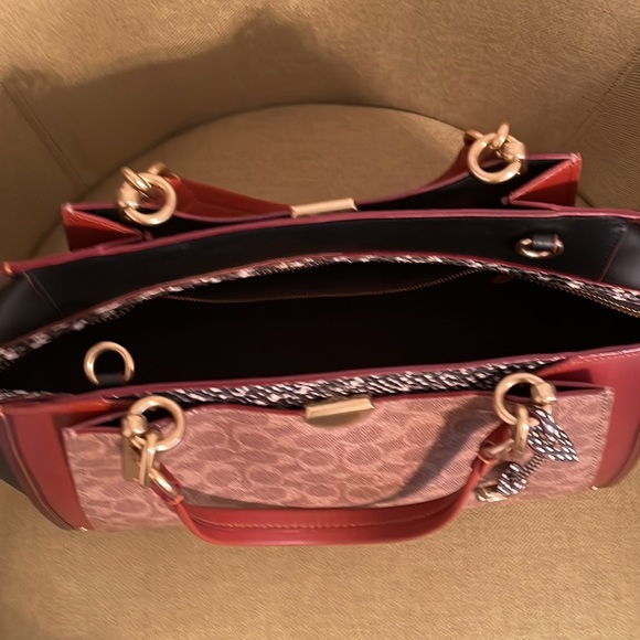 Beautiful designer Coach shoulder bag